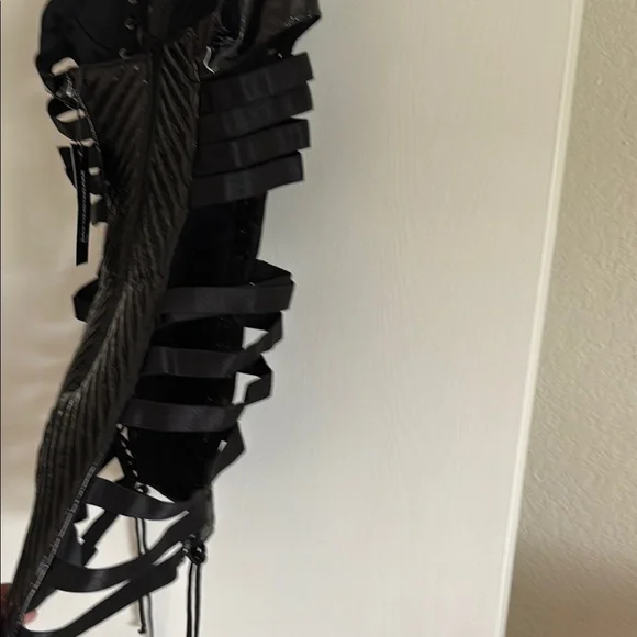 Elegant Black Halter Dress - Picture 6 of 8